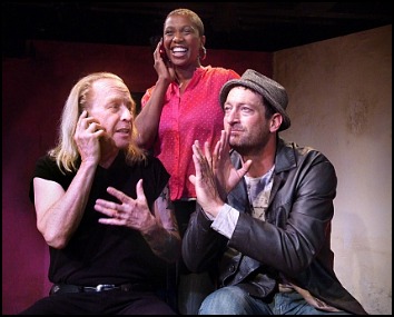 Roxy (Erinn Anova), Chris (Paul Raci) et Cyrano (Troy Kotsur) essayent de se dire des choses...Photo : © Ed Krieger